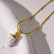 AMELIE : Collier avec pendentif en pierre turquoise blanche, accroché à une chaîne perlée texturée imitant la peau de serpent.