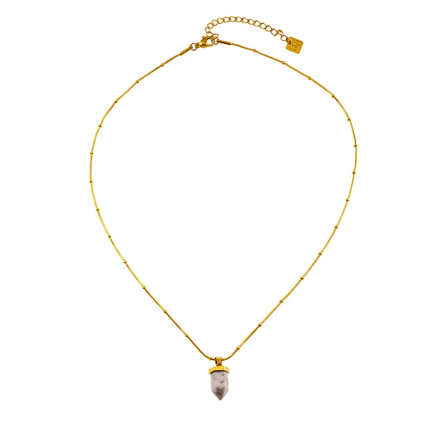 AMELIE : Collier avec pendentif en pierre turquoise blanche, accroché à une chaîne perlée texturée imitant la peau de serpent.