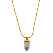 AMELIE : Collier avec pendentif en pierre turquoise blanche, accroché à une chaîne perlée texturée imitant la peau de serpent.