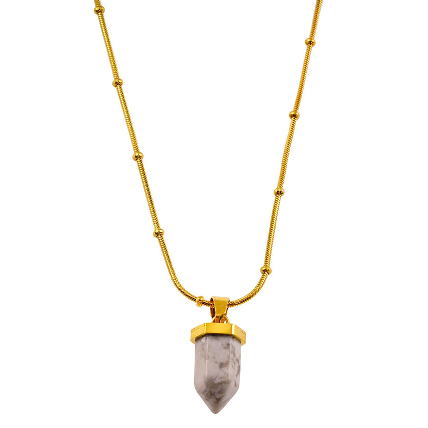 AMELIE : Collier avec pendentif en pierre turquoise blanche, accroché à une chaîne perlée texturée imitant la peau de serpent.