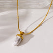 AMELIE : Collier avec pendentif en pierre turquoise blanche, accroché à une chaîne perlée texturée imitant la peau de serpent.
