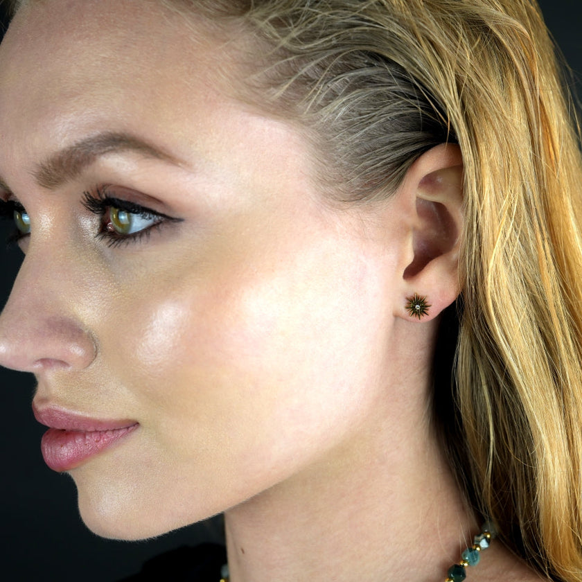 AMNISTY: 'Brilliant Star' Zirconia Stud Earrings Gold