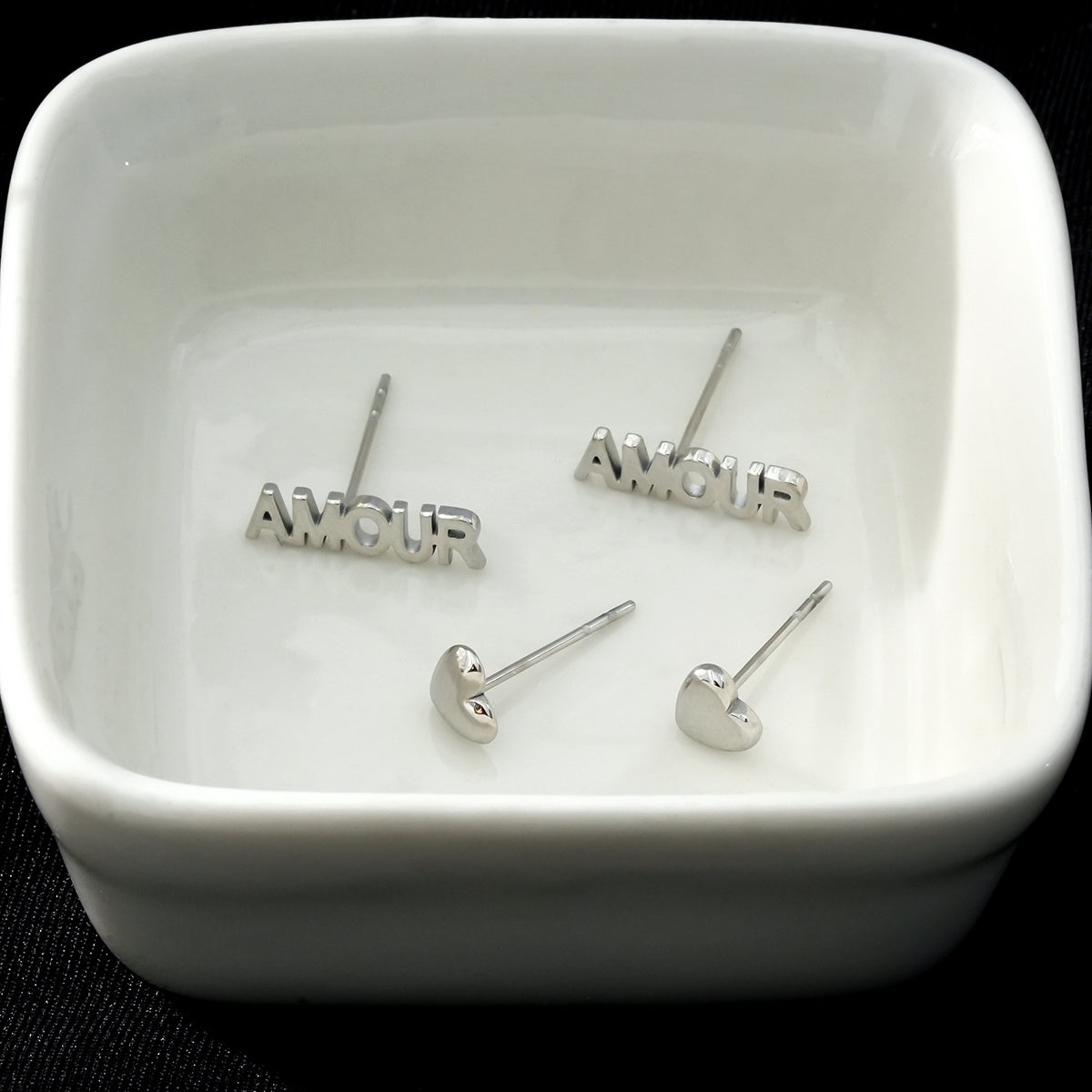 AMOUR & SYMBLE DE CŒUR – Boucles d'oreilles à puces en forme de cœur, en or blanc argenté, pour un look romantique et élégant (lot de 2 paires)