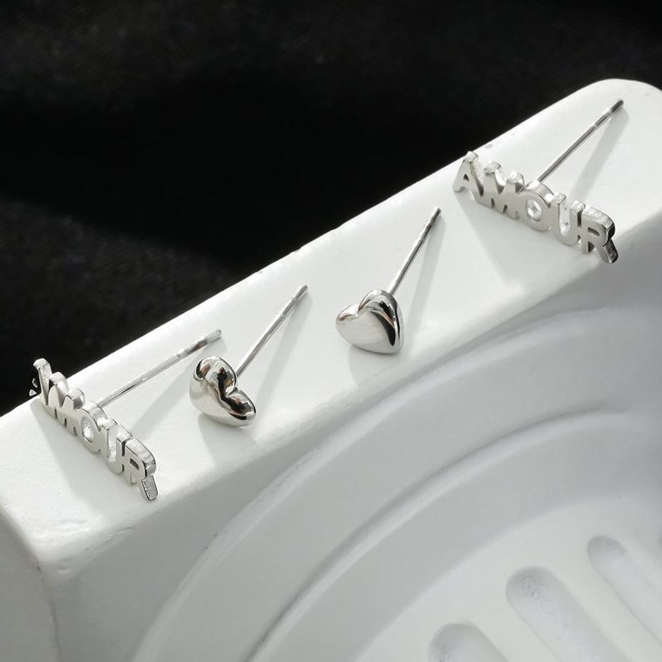 AMOUR & SYMBLE DE CŒUR – Boucles d'oreilles à puces en forme de cœur, en or blanc argenté, pour un look romantique et élégant (lot de 2 paires)