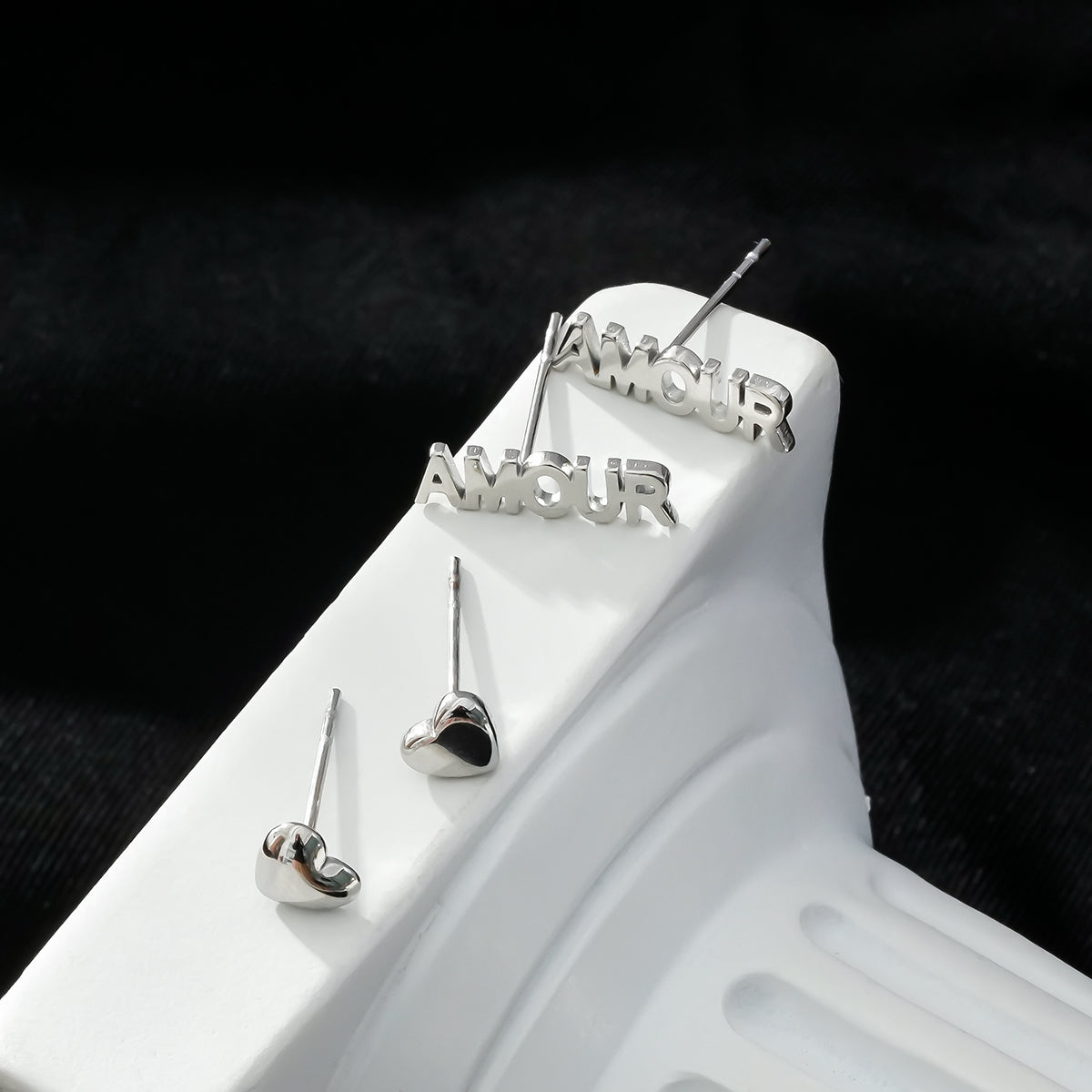 AMOUR & SYMBLE DE CŒUR – Boucles d'oreilles à puces en forme de cœur, en or blanc argenté, pour un look romantique et élégant (lot de 2 paires)