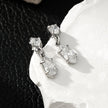 ANDALUSIA : Élégantes boucles d'oreilles pendantes en zircone (CZ) et chaîne en or blanc (ton argenté) – Un éclat intemporel pour toutes les occasions.