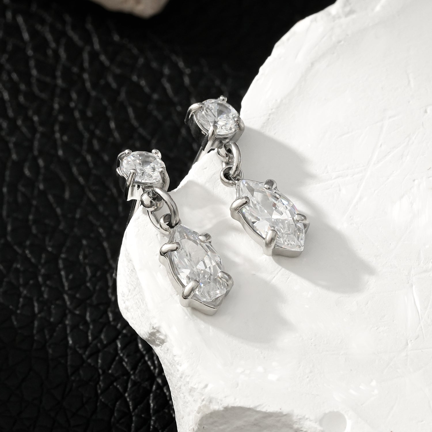ANDALUSIA : Élégantes boucles d'oreilles pendantes en zircone (CZ) et chaîne en or blanc (ton argenté) – Un éclat intemporel pour toutes les occasions.