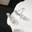 ANDALUSIA : Élégantes boucles d'oreilles pendantes en zircone (CZ) et chaîne en or blanc (ton argenté) – Un éclat intemporel pour toutes les occasions.