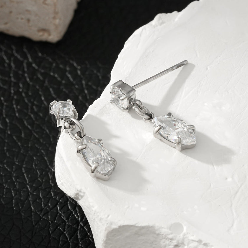 ANDALUSIA : Élégantes boucles d'oreilles pendantes en zircone (CZ) et chaîne en or blanc (ton argenté) – Un éclat intemporel pour toutes les occasions.