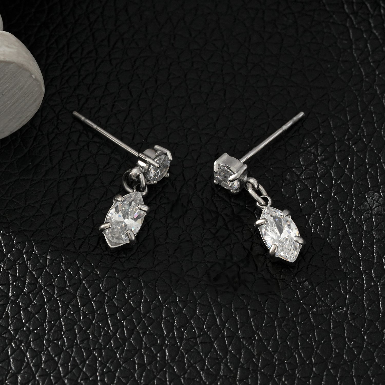 ANDALUSIA : Élégantes boucles d'oreilles pendantes en zircone (CZ) et chaîne en or blanc (ton argenté) – Un éclat intemporel pour toutes les occasions.