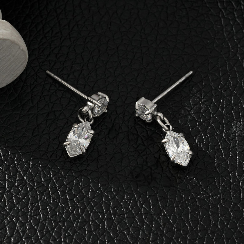 ANDALUSIA : Élégantes boucles d'oreilles pendantes en zircone (CZ) et chaîne en or blanc (ton argenté) – Un éclat intemporel pour toutes les occasions.