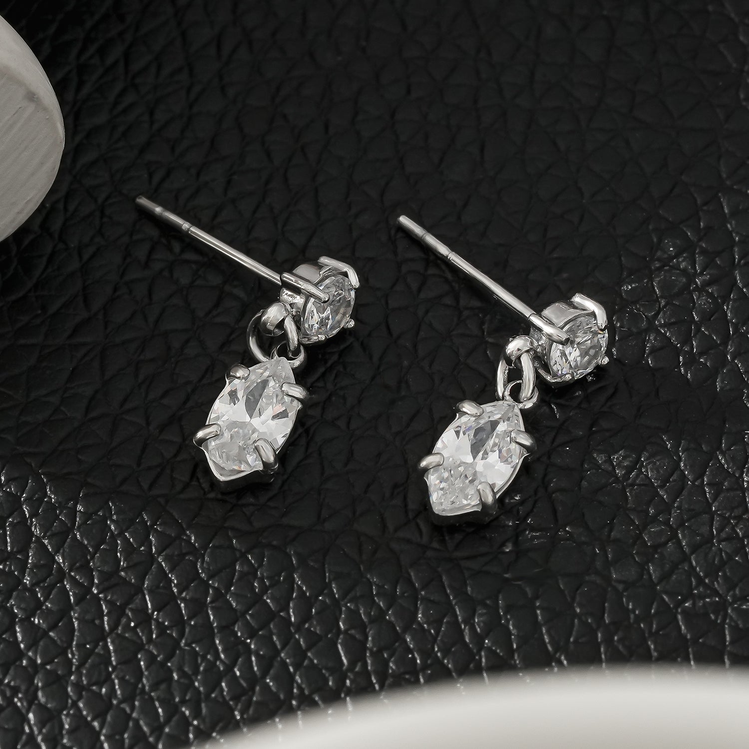 ANDALUSIA : Élégantes boucles d'oreilles pendantes en zircone (CZ) et chaîne en or blanc (ton argenté) – Un éclat intemporel pour toutes les occasions.