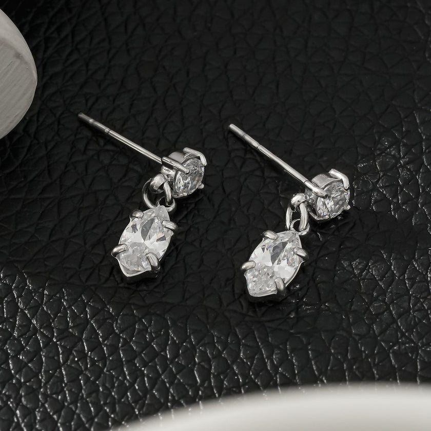 ANDALUSIA : Élégantes boucles d'oreilles pendantes en zircone (CZ) et chaîne en or blanc (ton argenté) – Un éclat intemporel pour toutes les occasions.