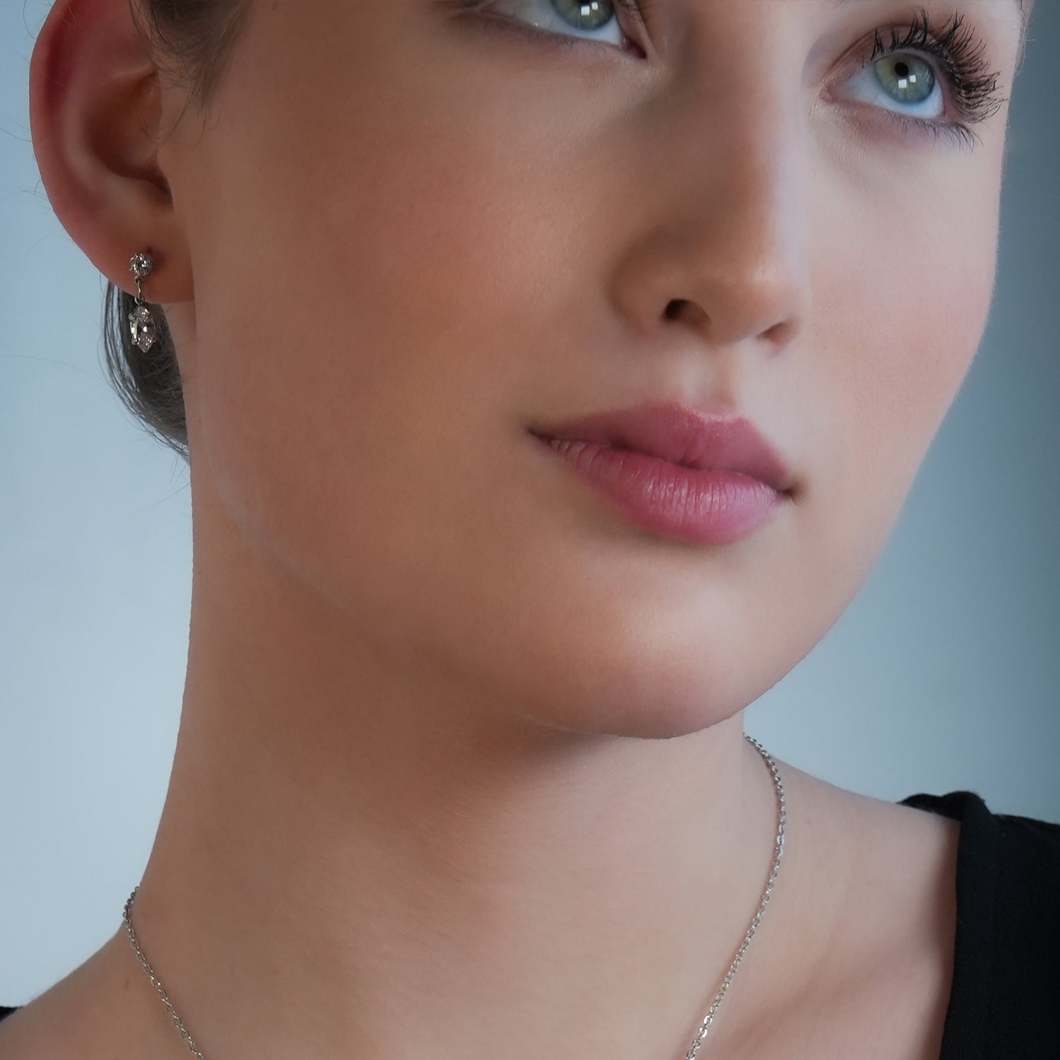 ANDALUSIA : Élégantes boucles d'oreilles pendantes en zircone (CZ) et chaîne en or blanc (ton argenté) – Un éclat intemporel pour toutes les occasions.