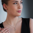 ANDALUSIA : Élégantes boucles d'oreilles pendantes en zircone (CZ) et chaîne en or blanc (ton argenté) – Un éclat intemporel pour toutes les occasions.