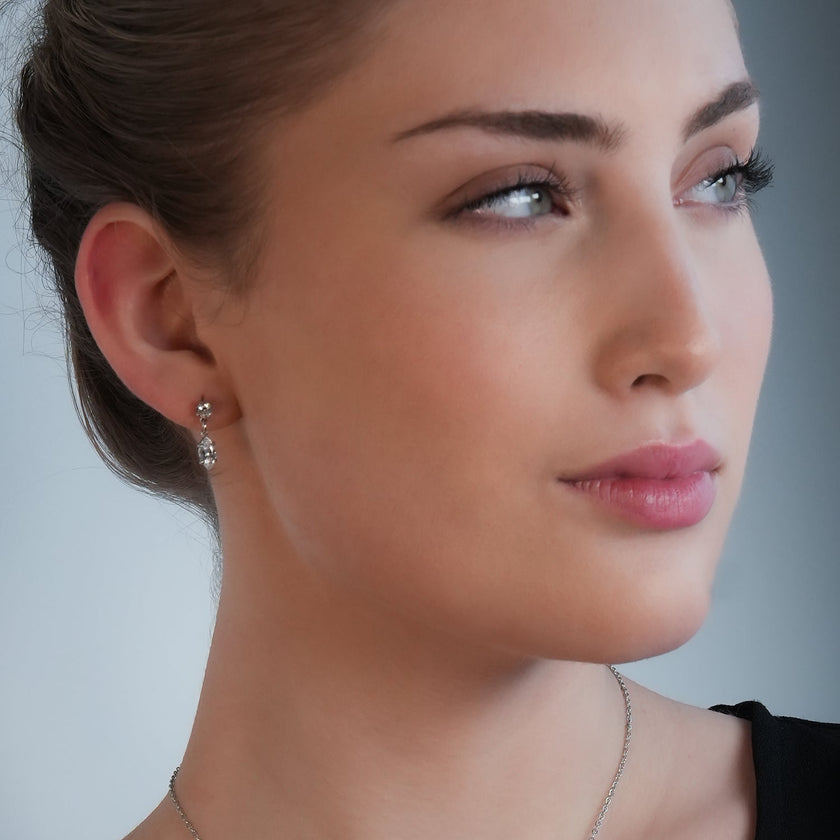ANDALUSIA : Élégantes boucles d'oreilles pendantes en zircone (CZ) et chaîne en or blanc (ton argenté) – Un éclat intemporel pour toutes les occasions.