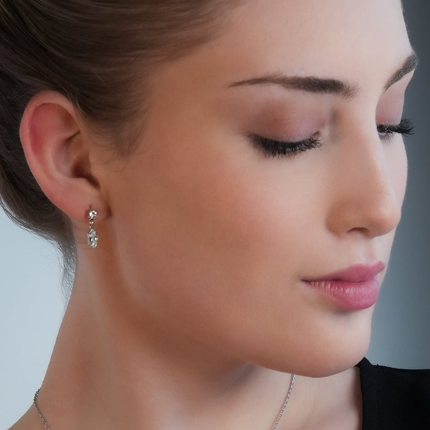 ANDALUSIA : Élégantes boucles d'oreilles pendantes en zircone (CZ) et chaîne en or blanc (ton argenté) – Un éclat intemporel pour toutes les occasions.