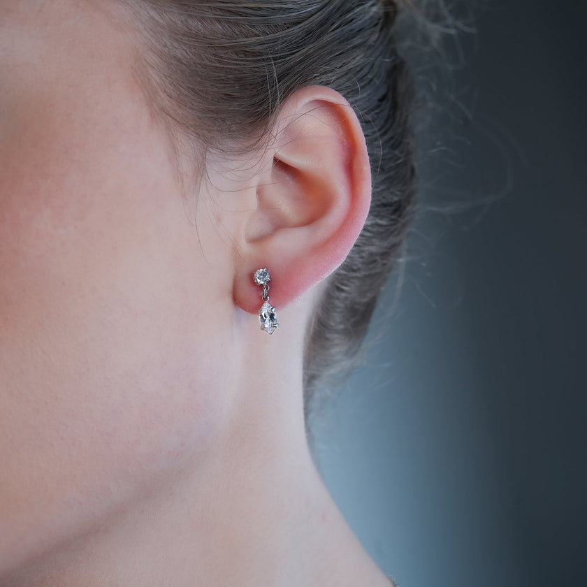 ANDALUSIA : Élégantes boucles d'oreilles pendantes en zircone (CZ) et chaîne en or blanc (ton argenté) – Un éclat intemporel pour toutes les occasions.