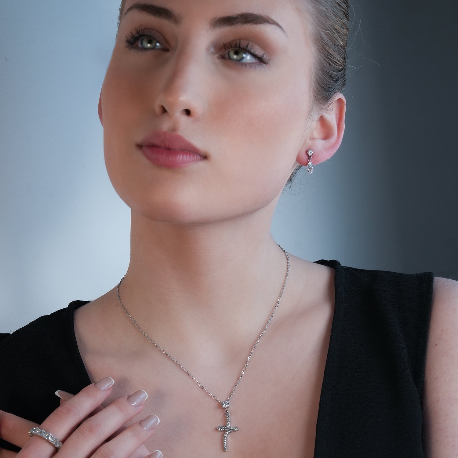 ANDALUSIA : Élégantes boucles d'oreilles pendantes en zircone (CZ) et chaîne en or blanc (ton argenté) – Un éclat intemporel pour toutes les occasions.