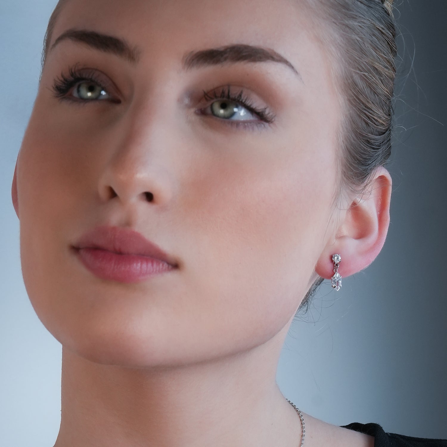 ANDALUSIA : Élégantes boucles d'oreilles pendantes en zircone (CZ) et chaîne en or blanc (ton argenté) – Un éclat intemporel pour toutes les occasions.