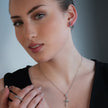 ANDALUSIA : Élégantes boucles d'oreilles pendantes en zircone (CZ) et chaîne en or blanc (ton argenté) – Un éclat intemporel pour toutes les occasions.