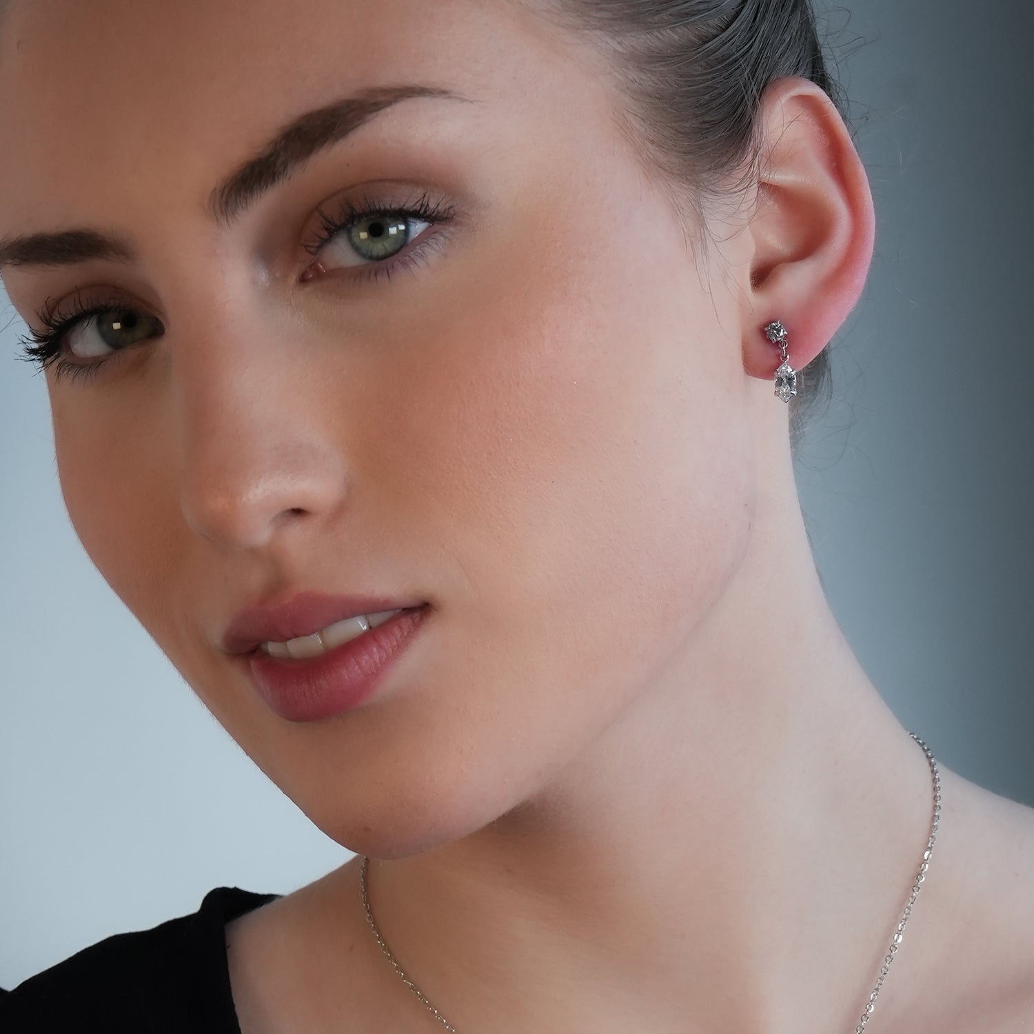 ANDALUSIA : Élégantes boucles d'oreilles pendantes en zircone (CZ) et chaîne en or blanc (ton argenté) – Un éclat intemporel pour toutes les occasions.