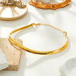 ANJILMA Gold : Collier minimaliste à texture en forme de col.