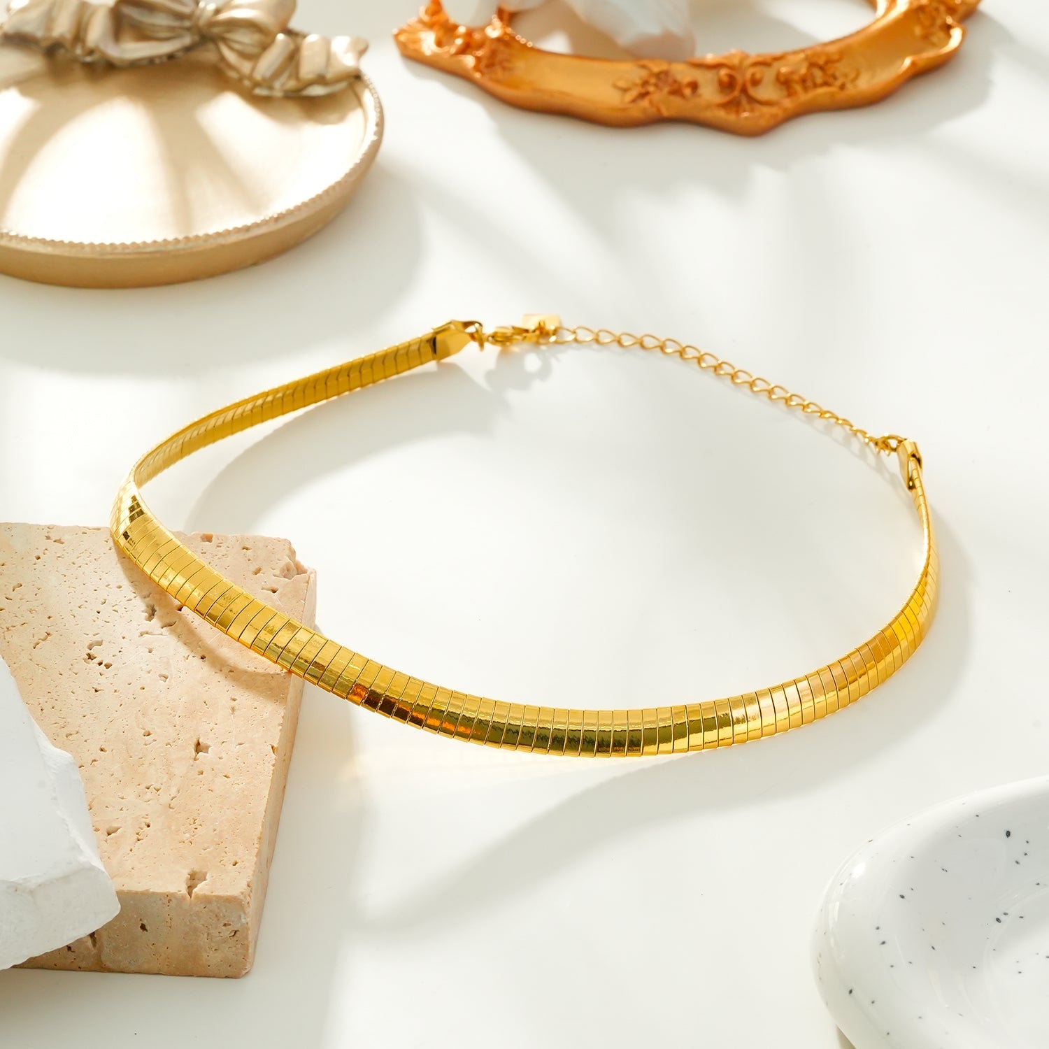 ANJILMA Gold : Collier minimaliste à texture en forme de col.