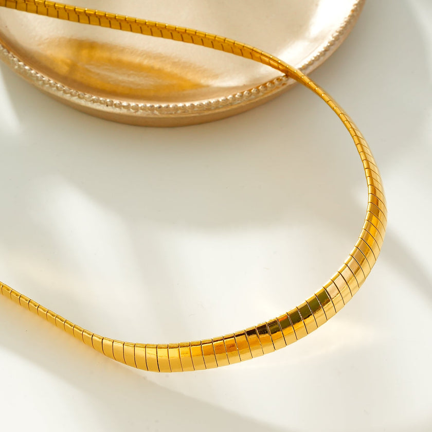 ANJILMA Gold : Collier minimaliste à texture en forme de col.