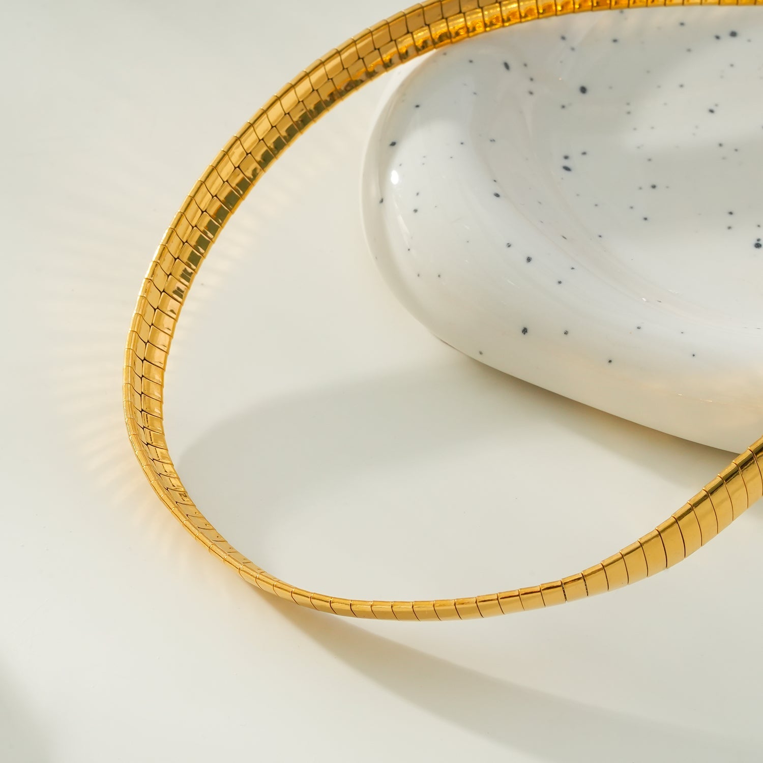 ANJILMA Gold : Collier minimaliste à texture en forme de col.