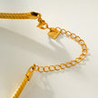 ANJILMA Gold : Collier minimaliste à texture en forme de col.