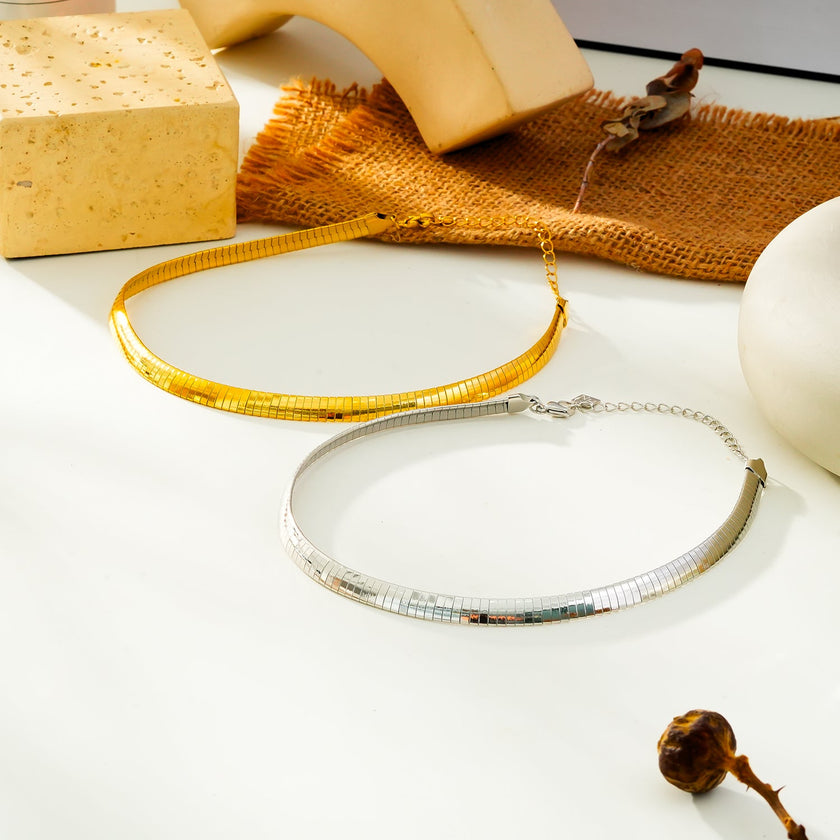 ANJILMA Gold : Collier minimaliste à texture en forme de col.