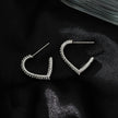 Style ANJAR Or Blanc (Ton Argent) : Boucles d'oreilles en forme de cœur serties de pierres précieuses en zircone.
