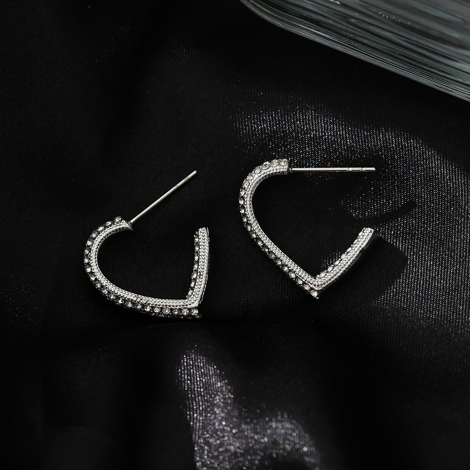 Style ANJAR Or Blanc (Ton Argent) : Boucles d'oreilles en forme de cœur serties de pierres précieuses en zircone.
