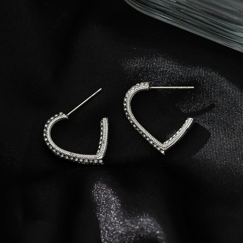 Style ANJAR Or Blanc (Ton Argent) : Boucles d'oreilles en forme de cœur serties de pierres précieuses en zircone.