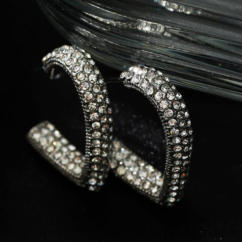 Style ANJAR Or Blanc (Ton Argent) : Boucles d'oreilles en forme de cœur serties de pierres précieuses en zircone.