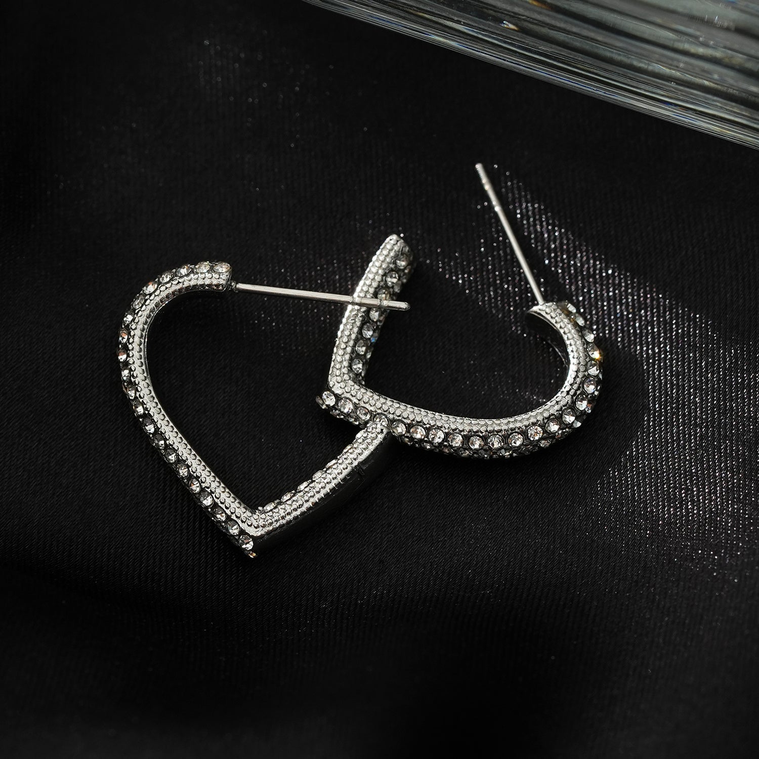 Style ANJAR Or Blanc (Ton Argent) : Boucles d'oreilles en forme de cœur serties de pierres précieuses en zircone.