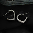 Style ANJAR Or Blanc (Ton Argent) : Boucles d'oreilles en forme de cœur serties de pierres précieuses en zircone.