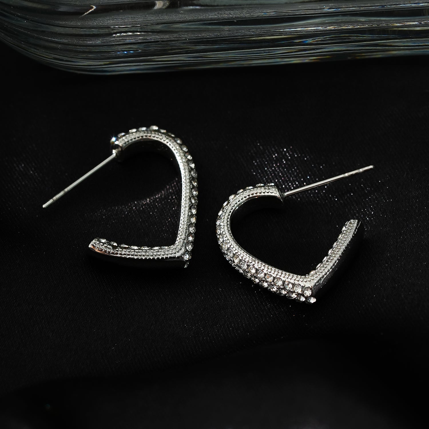 Style ANJAR Or Blanc (Ton Argent) : Boucles d'oreilles en forme de cœur serties de pierres précieuses en zircone.