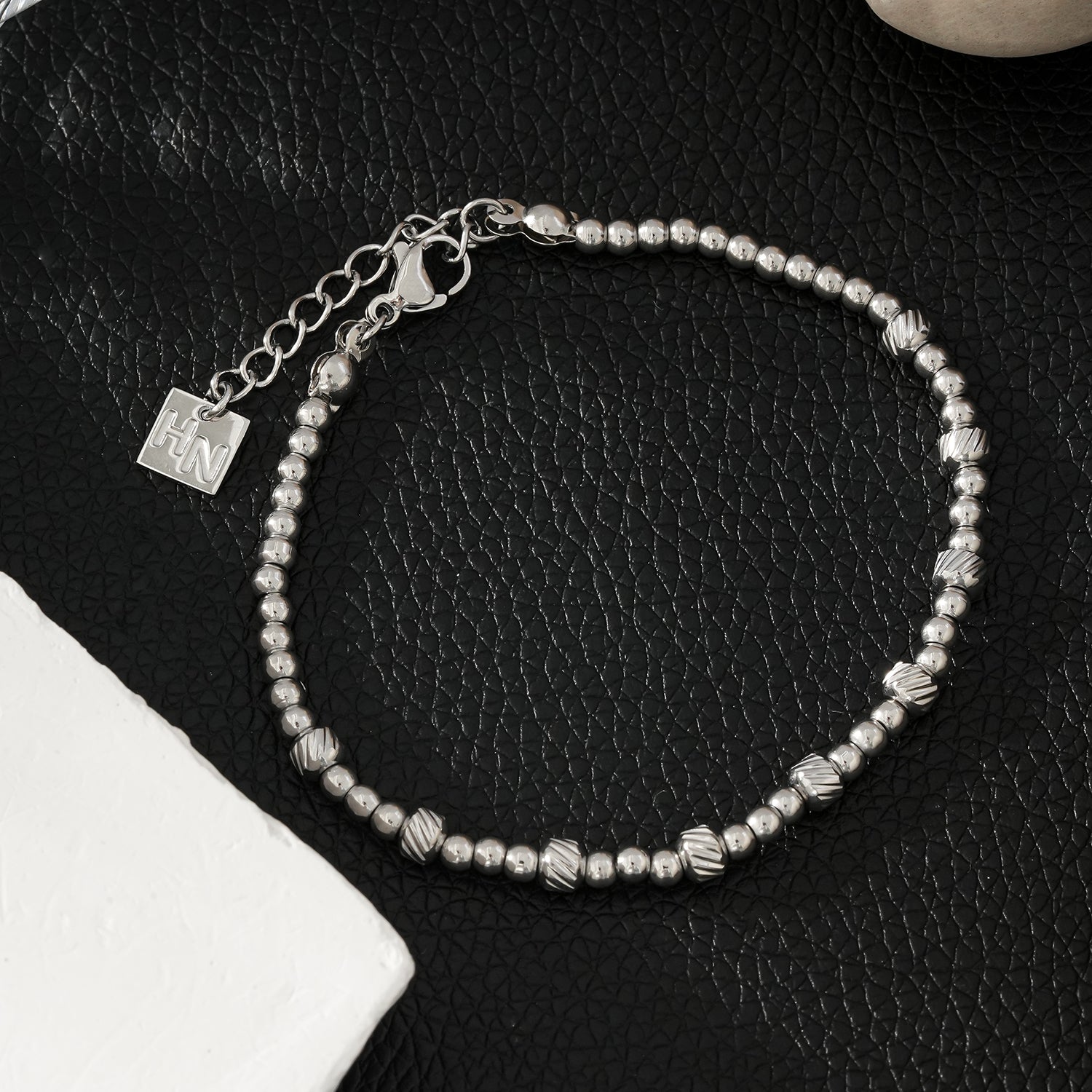 Style ANNABETH : Bracelet chaîne en or blanc (couleur argent) avec double perle en fusion.