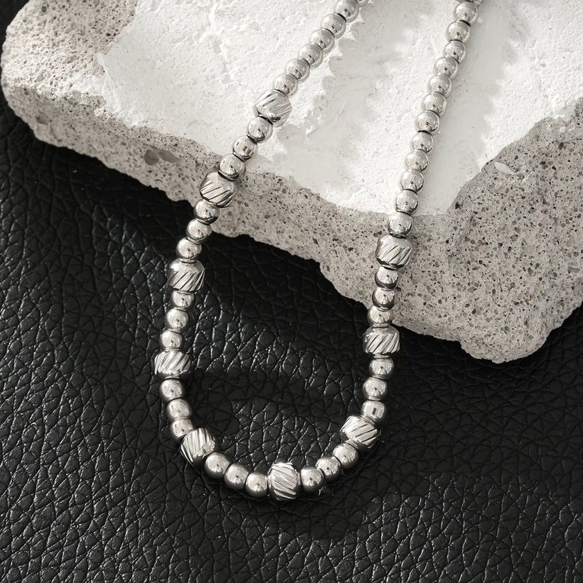 Style ANNABETH : Bracelet chaîne en or blanc (couleur argent) avec double perle en fusion.