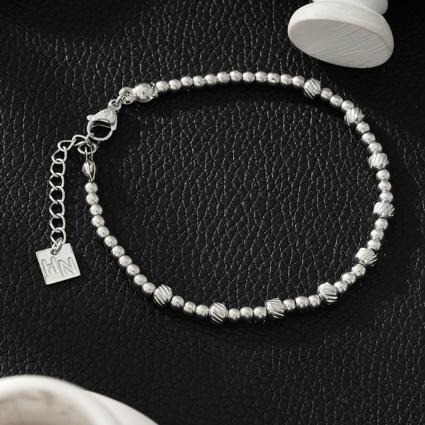 Style ANNABETH : Bracelet chaîne en or blanc (couleur argent) avec double perle en fusion.