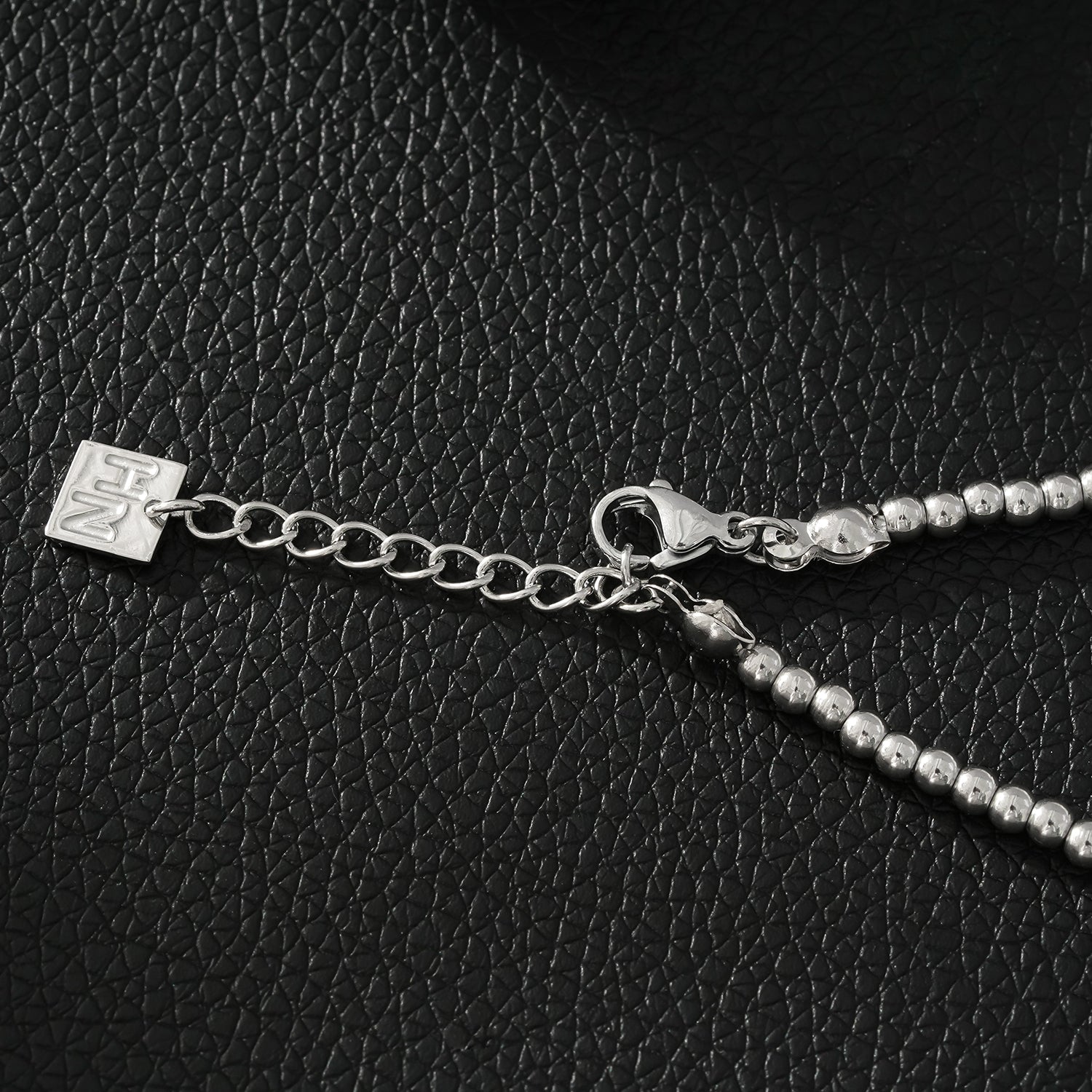 Style ANNABETH : Bracelet chaîne en or blanc (couleur argent) avec double perle en fusion.