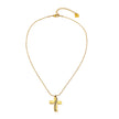 ARCASSA : Pendentif croix en zircone incrusté avec finition martelée, porté sur un mini collier à chaîne texturée imitation peau de serpent.