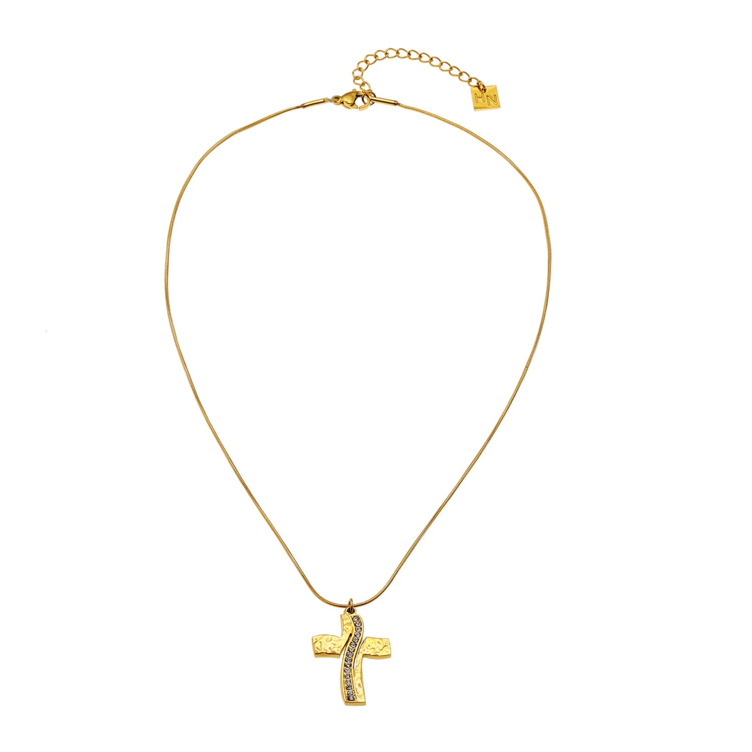 ARCASSA : Pendentif croix en zircone incrusté avec finition martelée, porté sur un mini collier à chaîne texturée imitation peau de serpent.
