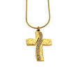 ARCASSA : Pendentif croix en zircone incrusté avec finition martelée, porté sur un mini collier à chaîne texturée imitation peau de serpent.
