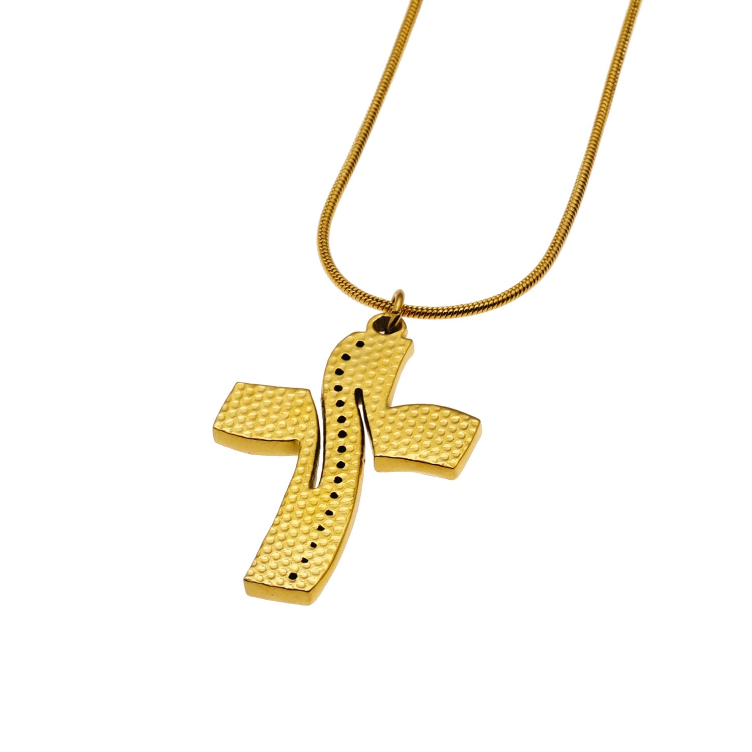 ARCASSA : Pendentif croix en zircone incrusté avec finition martelée, porté sur un mini collier à chaîne texturée imitation peau de serpent.
