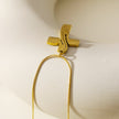 ARCASSA : Pendentif croix en zircone incrusté avec finition martelée, porté sur un mini collier à chaîne texturée imitation peau de serpent.