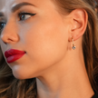ARETE : Timeless Romance - Boucles d'oreilles en forme de trombone avec pierres précieuses en forme de cœur