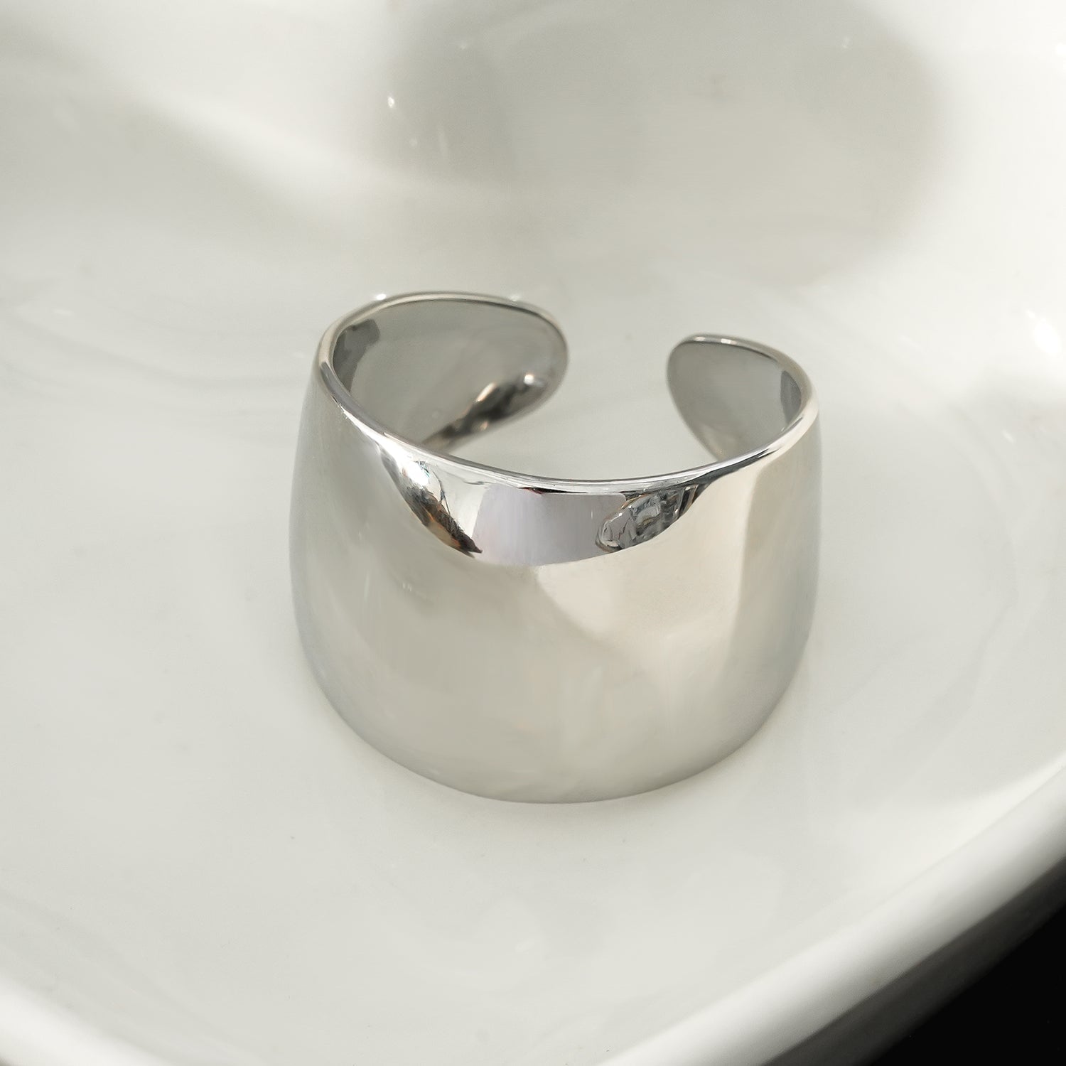 ARILOGO : Bague large en argent, style moderniste